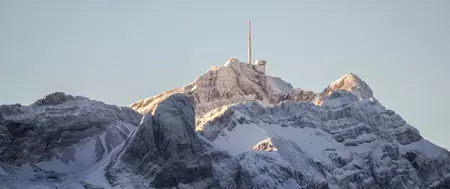 Themenbild mit Bergen für Alcosuisse Marktreport 1. Quartal 2022 Französisch